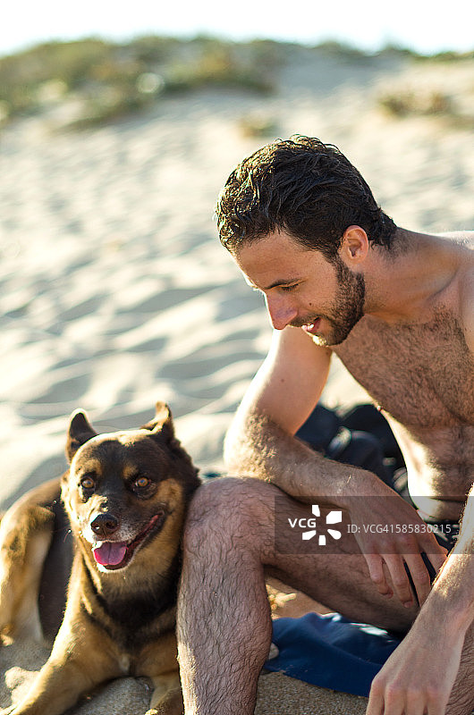 年轻人和他的狗图片素材