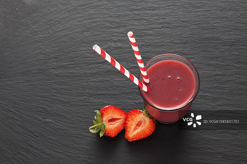 草莓酸奶和草莓切片图片素材