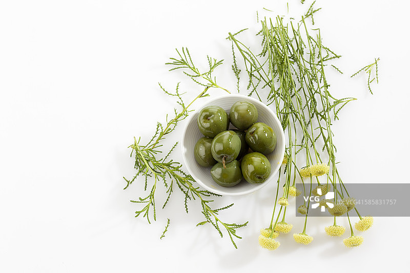 一碗绿色橄榄和绿色圣托里纳图片素材