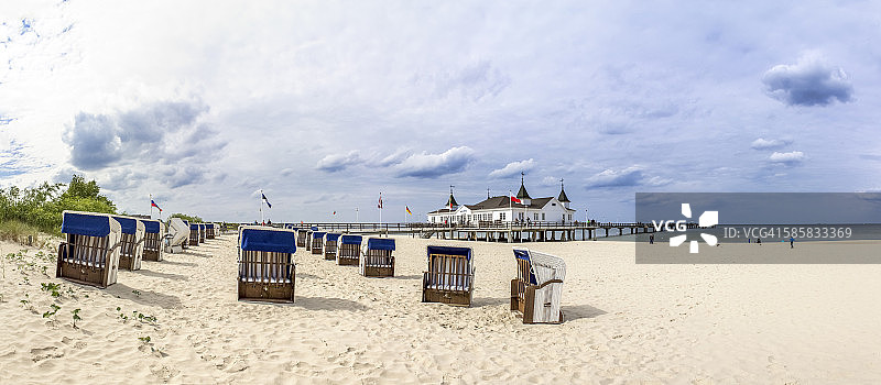 德国阿尔贝克海桥景观与海滩椅图片素材