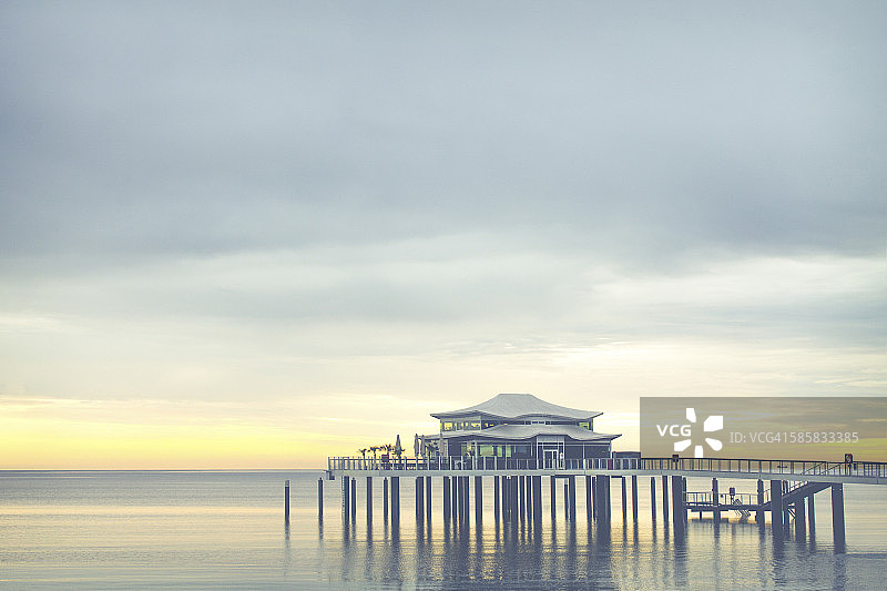 德国尼endorf日出时分的海桥茶馆景观图片素材