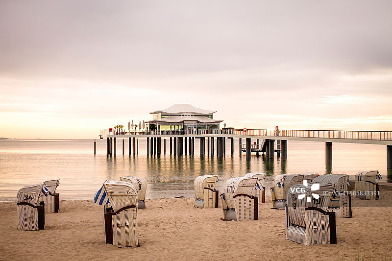 德国尼恩多夫：蒂门多夫海滩的带顶棚沙滩椅和海上桥梁图片素材