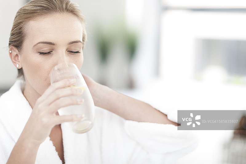 在水疗中心喝水的女人图片素材