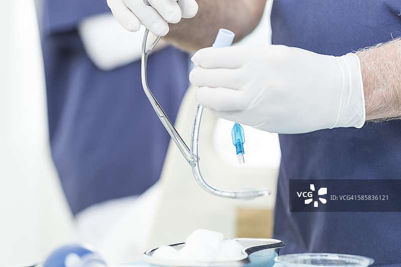 戴着外科手套的手拿着手术刀图片素材