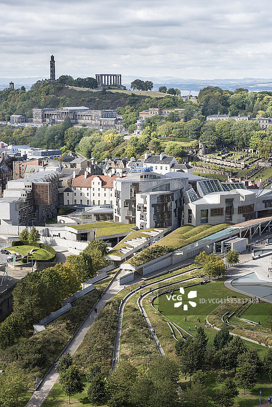 从亚瑟王座山顶俯瞰爱丁堡图片素材
