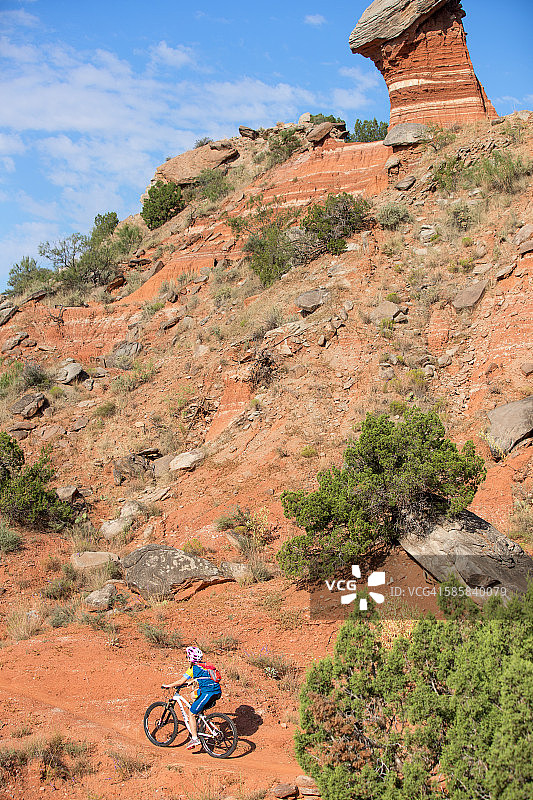 在德克萨斯州帕洛杜罗骑山地自行车图片素材