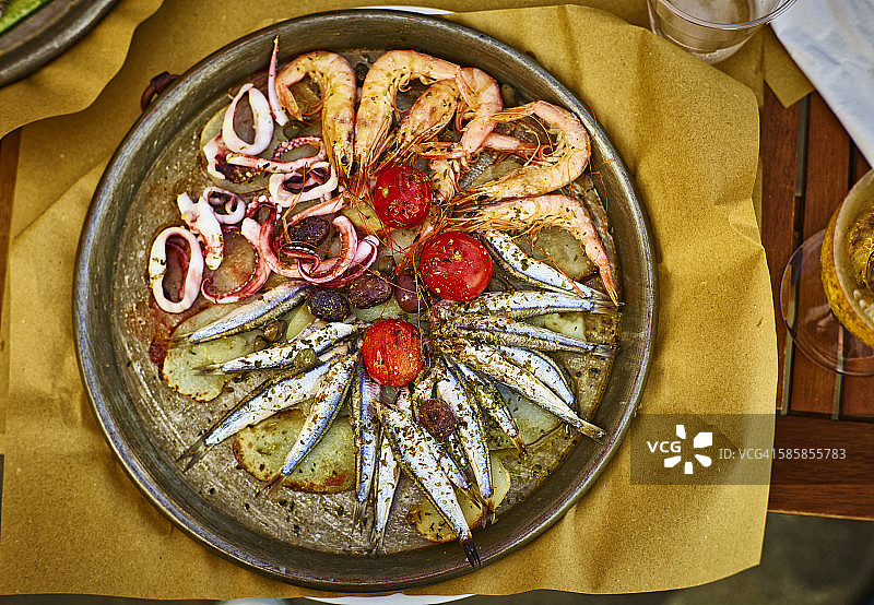 热盘上的热那亚风味鱼肉菜肴图片素材