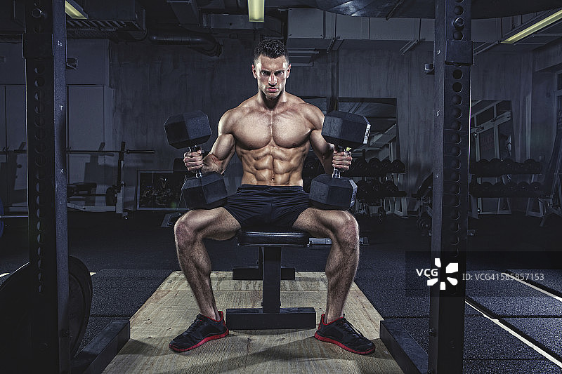 运动员进行哑铃卧推图片素材