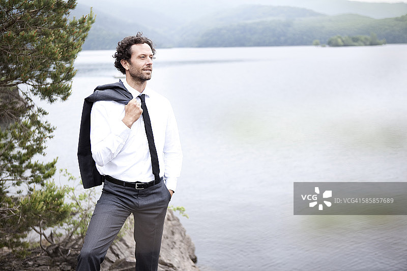 德国鲁尔水库，在湖岸放松的商人图片素材