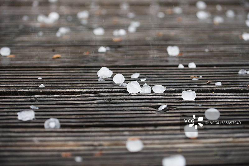 木板上的冰雹石图片素材