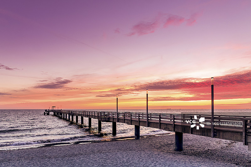 德国海利根达姆码头日出图片素材
