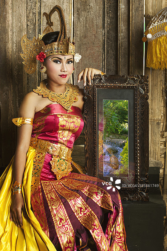 手持相框的巴厘岛美女图片素材