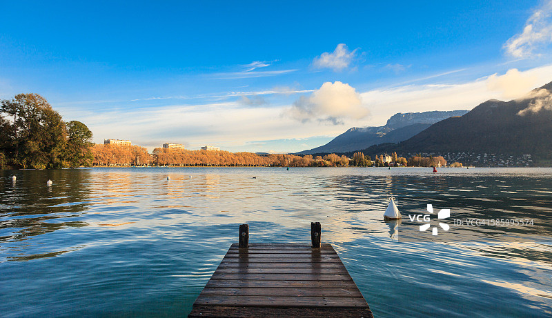 完美清晨的安纳西湖与群山图片素材
