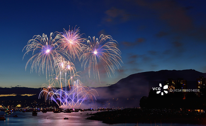 温哥华英吉利海湾灯光烟花秀图片素材