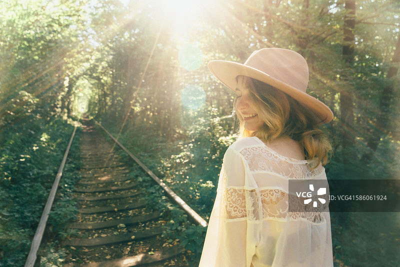 女孩走在树木隧道中图片素材