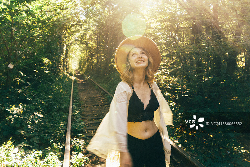 女孩走在树木隧道中图片素材