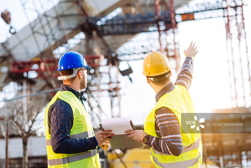 在建工地，记者采访承包商图片素材