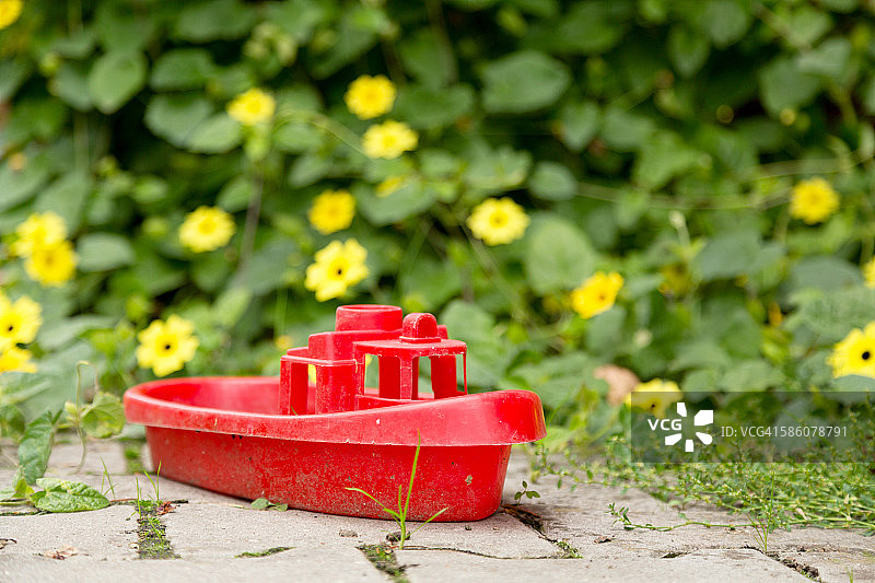 红色塑料玩具船图片素材