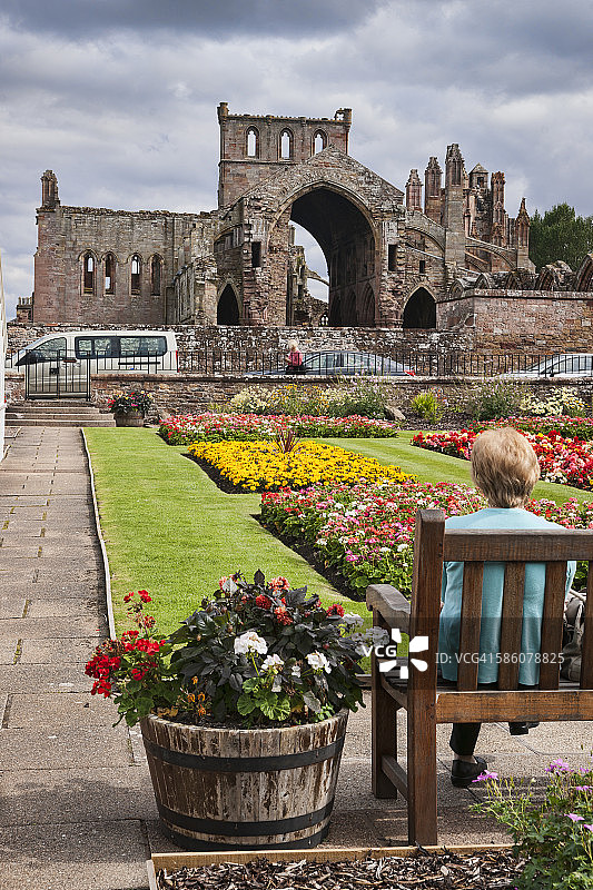 从修道院花园看到的梅尔罗斯修道院图片素材