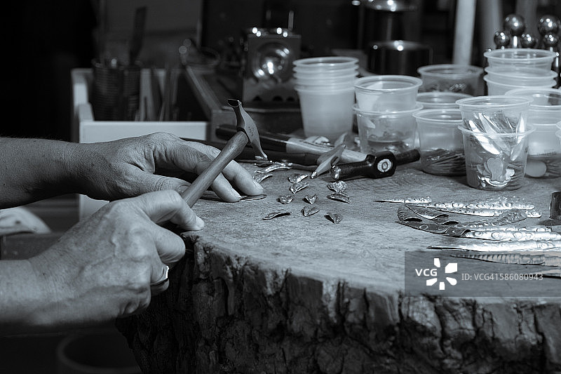 珠宝商正在制作她的作品图片素材