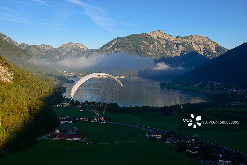 阿亨湖上的晨间飞行图片素材