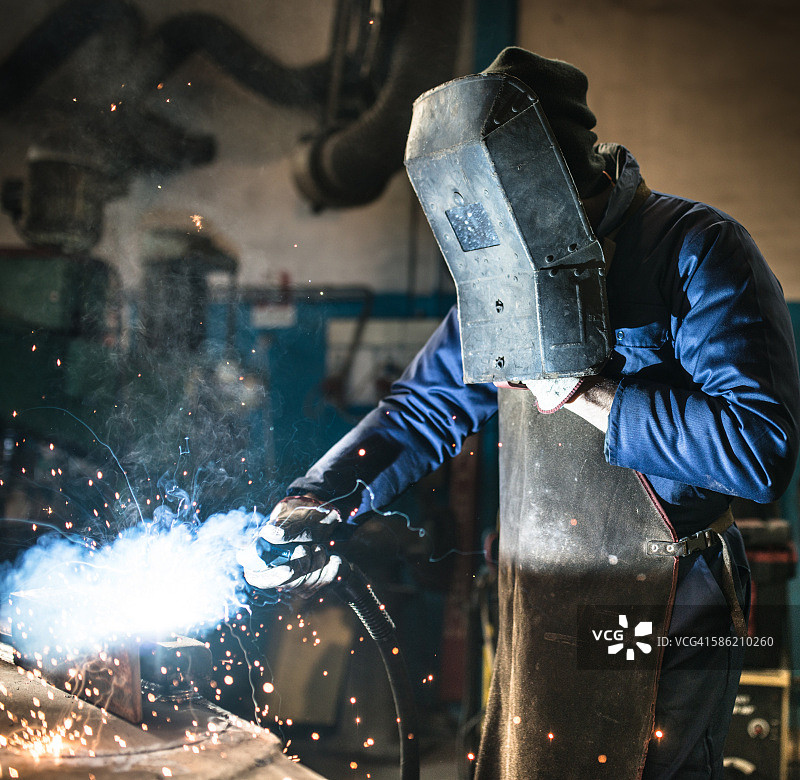 车间里的焊接工人图片素材