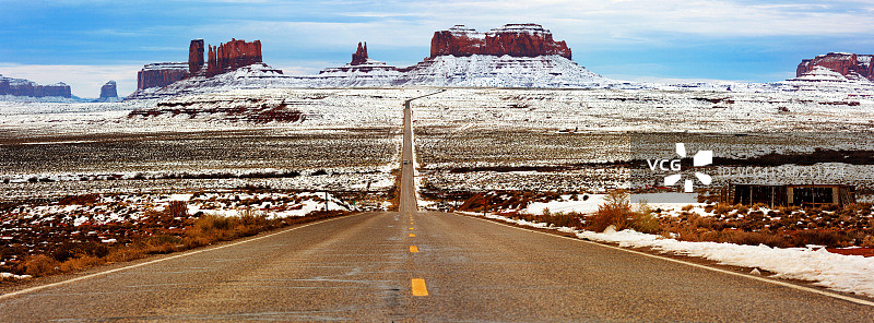 通往犹他州纪念碑谷163号公路雪景全景图图片素材