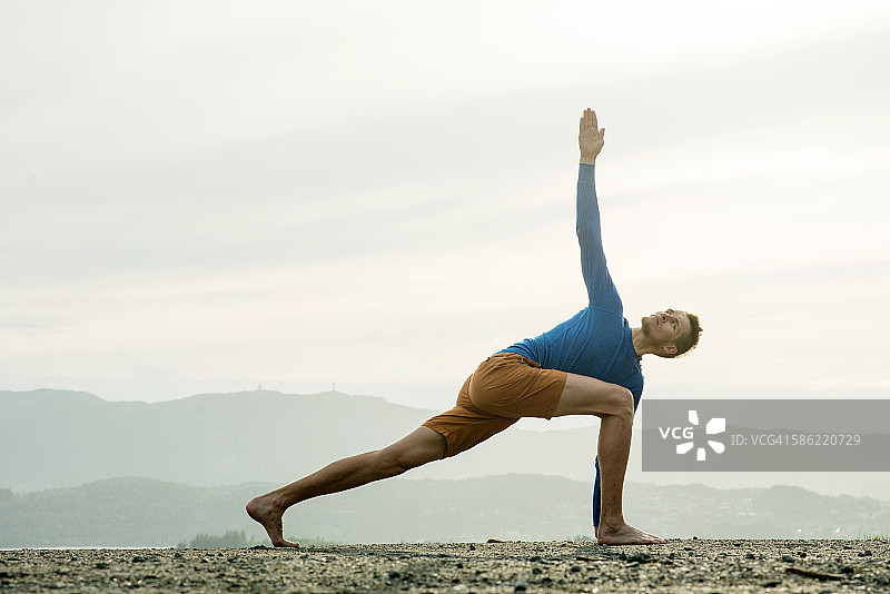 男人在山中练习瑜伽图片素材