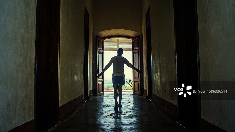 男人走向博哈多尔角灯塔的门图片素材