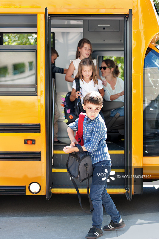 小学生返校图片素材