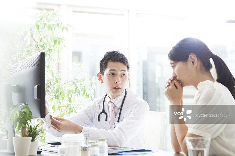 医生向病人解释大脑诊断结果图片素材