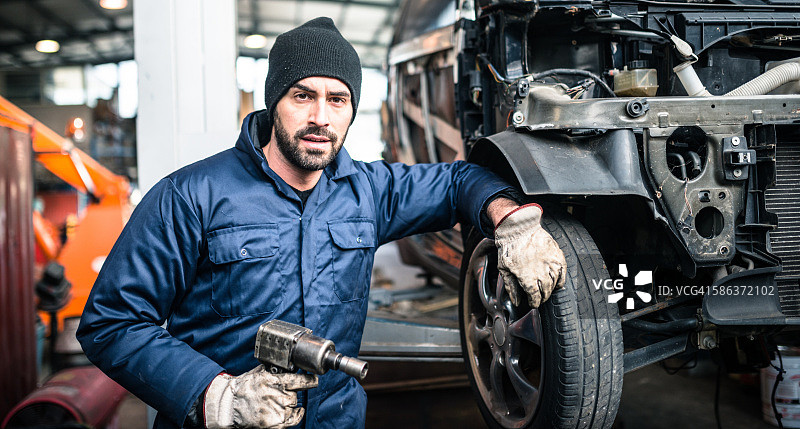 轮胎修理工更换汽车轮胎图片素材