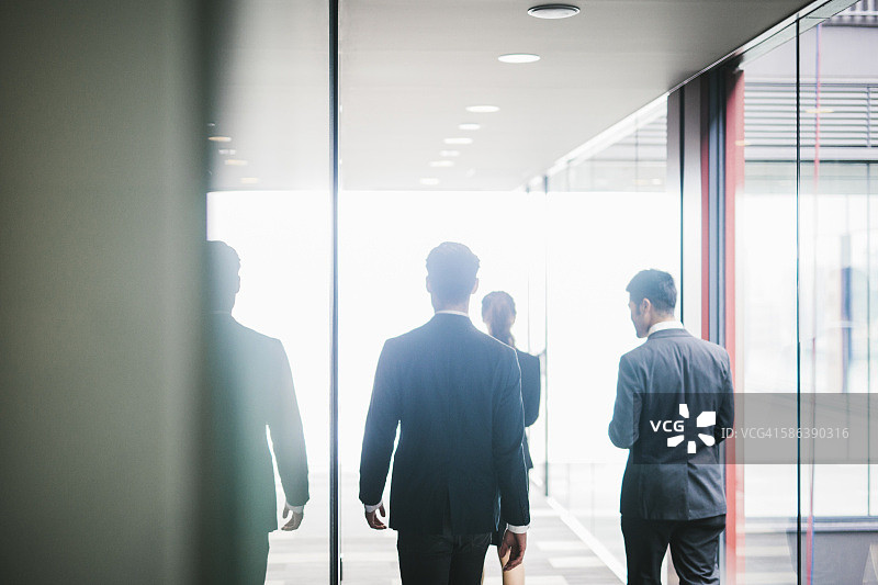 三位同事在办公室会面图片素材