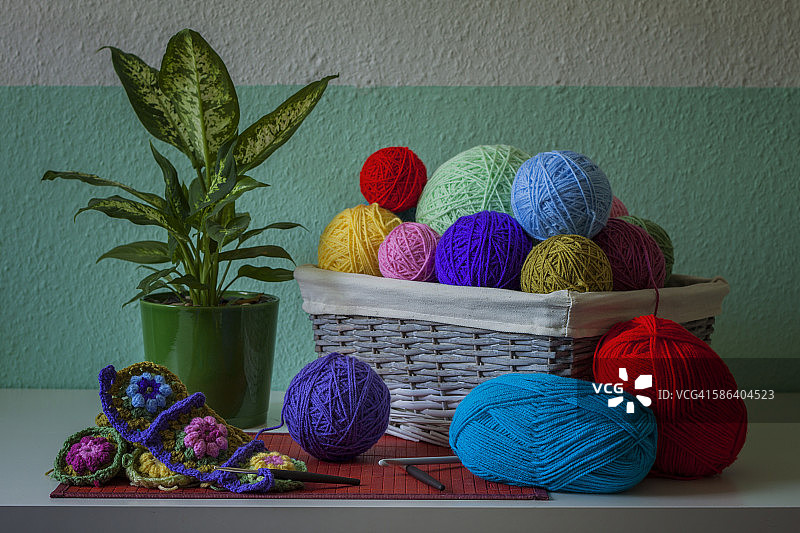 彩色纱线、钩针作品与绿植图片素材