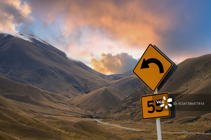 日落时分林迪斯通道的限速标志图片素材