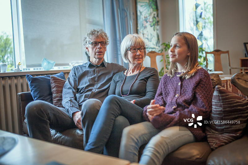 冰岛家庭交谈和享受彼此图片素材