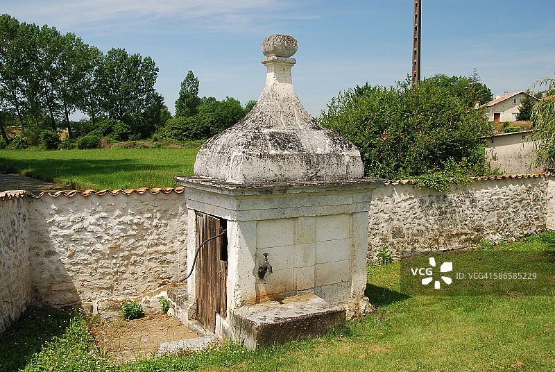 乡村风格的水泵图片素材