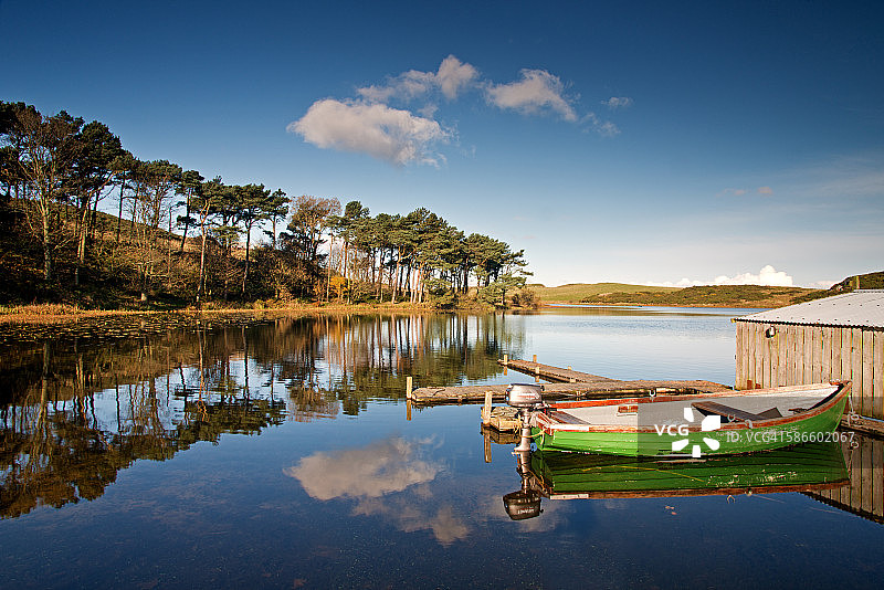 苏格兰科尔丁厄姆湖上的渔船图片素材