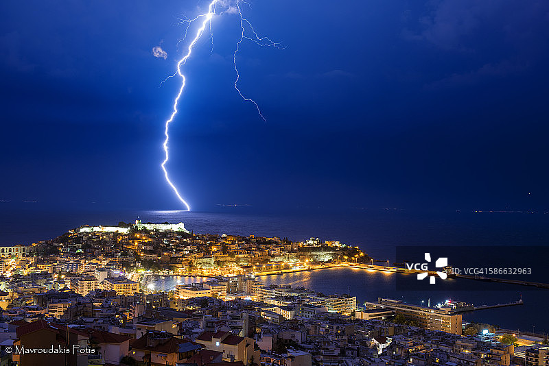 城市上空的闪电图片素材