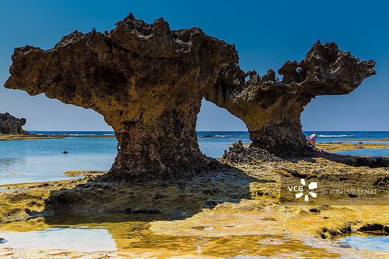 冲绳古宇利岛的心形岩石图片素材
