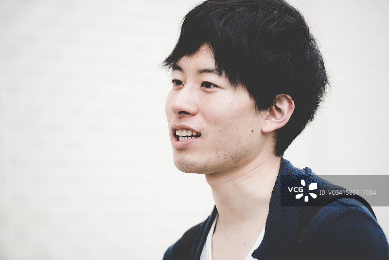 日本京都校园里的日本男学生肖像图片素材