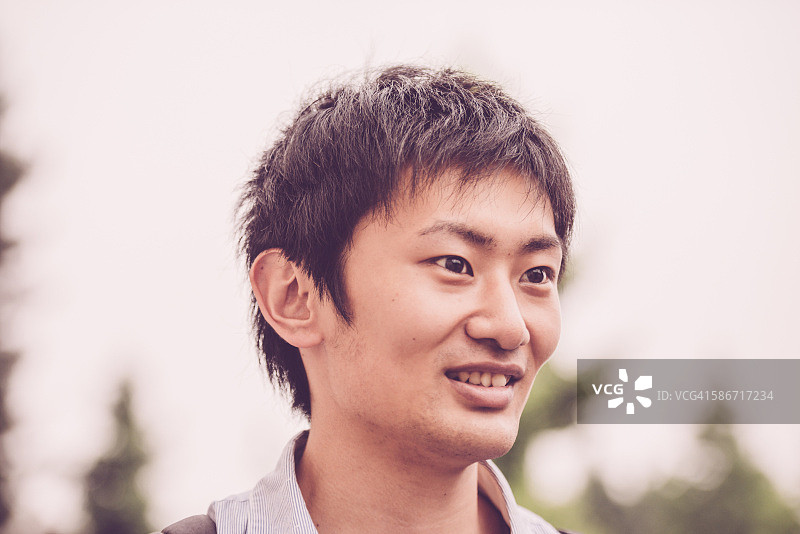 日本京都校园里的日本男学生肖像图片素材