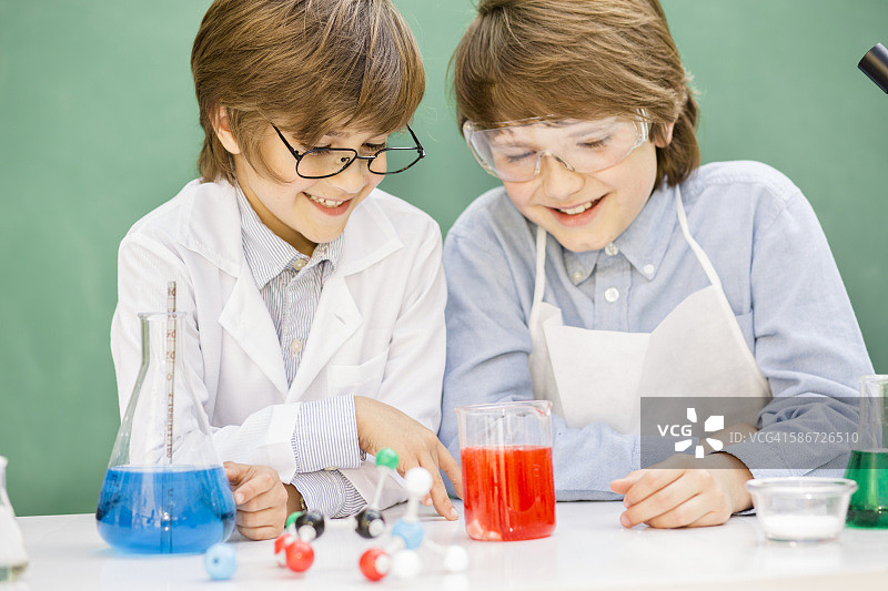 小学生合作进行科学实验图片素材
