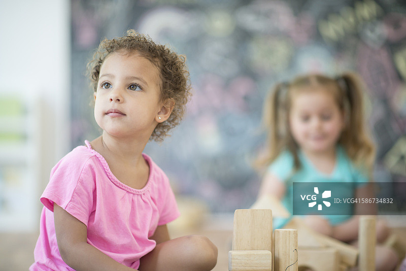 幼儿园的自由玩耍图片素材