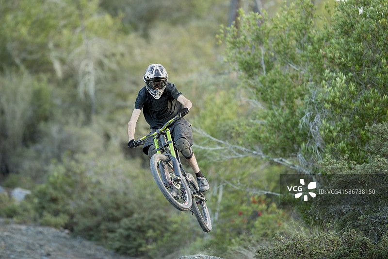 半空中跳跃图片素材