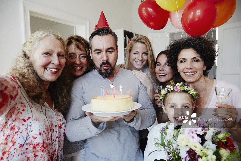 生日男孩吹灭蜡烛，好友自拍图片素材