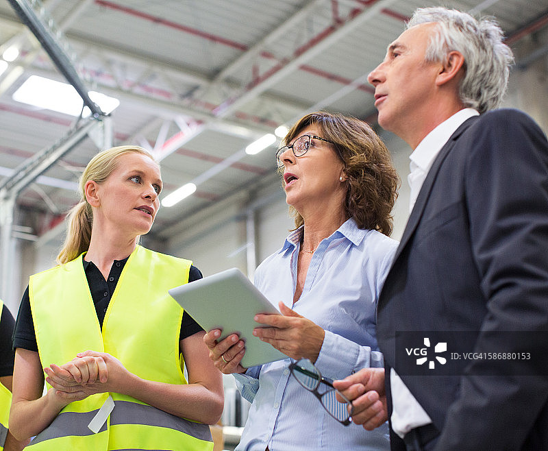 物流仓库中的专业讨论图片素材