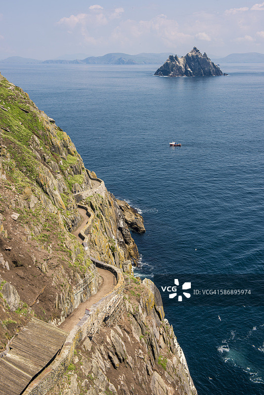 爱尔兰芒斯特省凯里郡斯凯利格群岛斯凯利格·迈克尔岛（大斯凯利格岛）：背景是小斯凯利格岛的悬崖小路图片素材