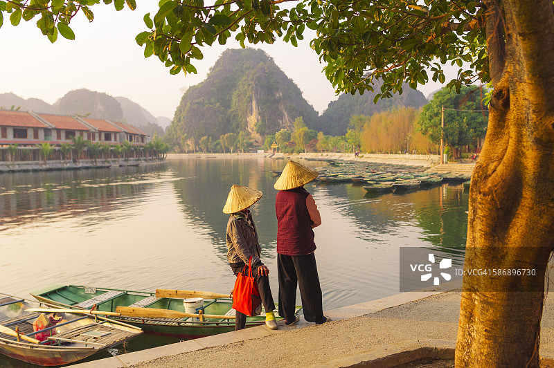 越南宁平悟桐河三谷游览图片素材