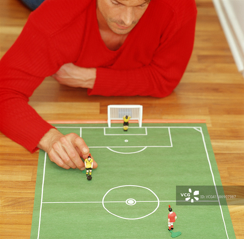 男人玩桌上足球图片素材